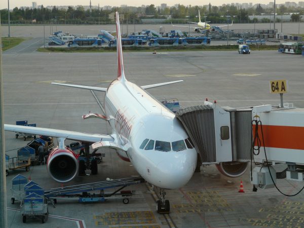 Avio karte Beograd Antalija aerodrom avion na terminalu 