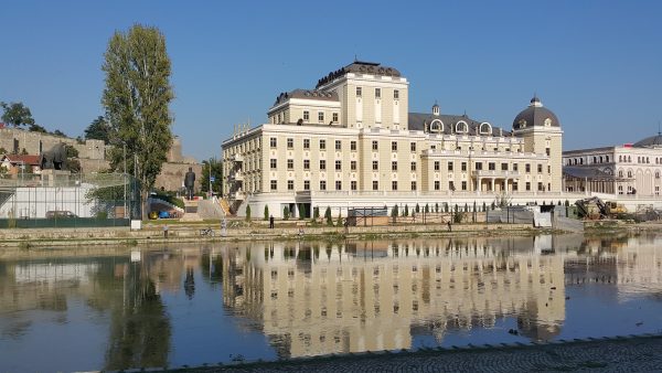 Avio karte Beograd Skoplje pozorište i reka vardar